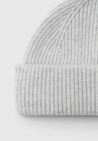 Gorro de lana tricotado de color gris claro con patrón de canalé y ala doblada, exhibido sobre un fondo claro liso.