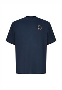 Granatowy T-shirt z krótkim rękawem, z małym złotym haftowanym herbem na lewej piersi i kołnierzem typu mock neck.