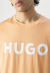 HUGO DULIVIO - Nyomott mintás póló - medium orange