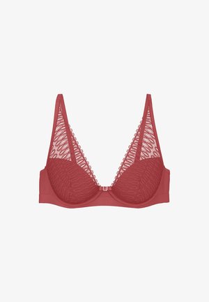 Bralette en dentelle rouge avec un décolleté en V profond, panneau avant texturé et bretelles réglables. Présente un petit fermoir en métal au centre.