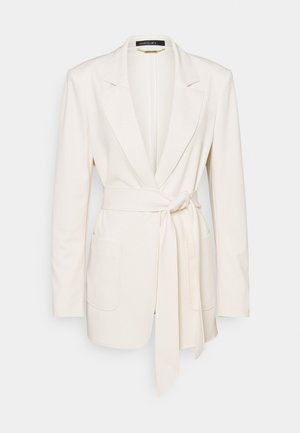 Off-white damesblazer met lange mouwen, ingesneden revers, twee voorzakken en een stoffen ceintuur gestrikt in de taille.
