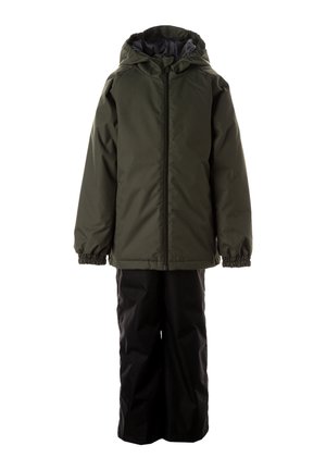 Giacca impermeabile da esterno di colore verde scuro con cerniera frontale e cappuccio regolabile, abbinata a pantaloni impermeabili neri con polsini elasticizzati.