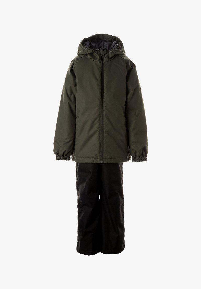 Neperšlampama tamsiai žalia lauko striukė su priekiu užtrauktuku ir reguliuojamu gaubtu, derinama su juodomis neperšlampančiomis kelnėmis, kurios pasižymi elastinėmis rankogaliais.