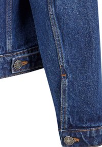 Manche d'une veste en jean bleu foncé avec une couture orange et un bouton métallique marqué "Urban Classic" près du poignet.