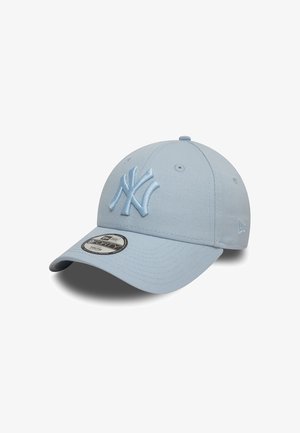 Jasnoniebieska czapka bejsbolowa z haftowanym logo New York Yankees, z wygiętym daszkiem i regulowanym zapięciem na zatrzask. Wykonana z teksturowanej tkaniny.