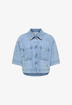 Chemise en jean courte bleu clair à manches courtes, avec boutons sur le devant, deux poches poitrine et une petite broderie florale blanche répartie sur toute la surface.