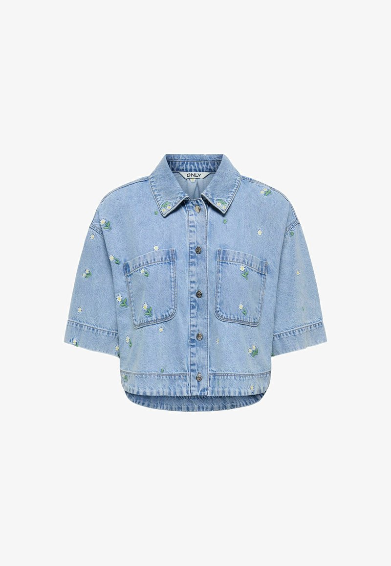 Chemise en jean courte bleu clair à manches courtes, avec boutons sur le devant, deux poches poitrine et une petite broderie florale blanche répartie sur toute la surface.