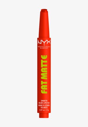 Rossetto rosso brillante NYX Professional Makeup Fat Matte colore uniforme in un tubetto sottile con testo verde neon e bianco su sfondo semplice.