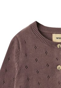 Strikket lilla cardigan med små diamantformede huller, ribstrikket krave og to lyse træknapper foran.