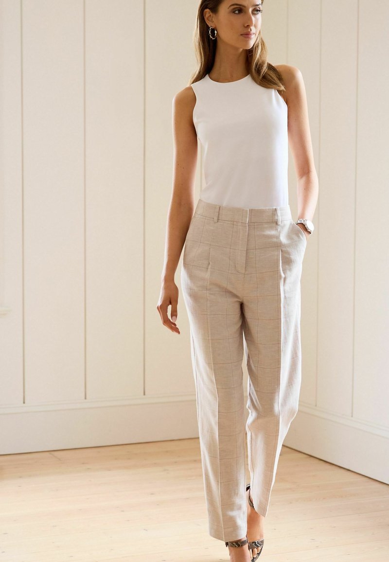 Next TAPER LEG TROUSERS WITH LINEN Pantaloni natural check/beige
