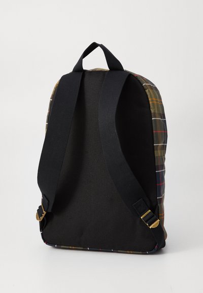 Vue arrière d'un sac à dos avec des bretelles rembourrées noires, des côtés à carreaux olive et marine, et un panneau arrière en tissu noir sur fond blanc.