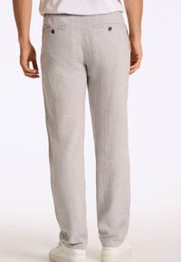 Pantalons en lin mélangé gris clair avec une coupe droite, ornés de fines rayures verticales, de deux poches arrière et d'un détail de bouton à l'avant.