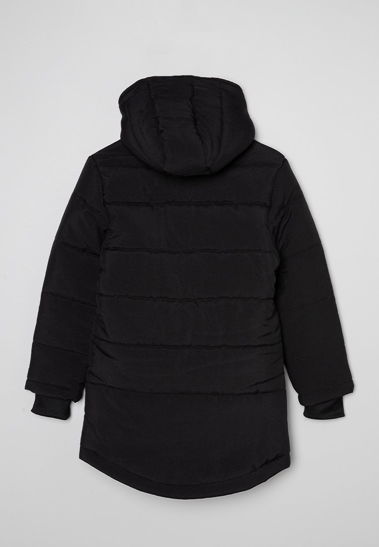 Veste rembourrée noire avec capuche, présentant des coutures horizontales, des manches longues et un ourlet légèrement courbé. Texture lisse, sans matériel visible.