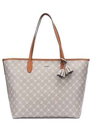 Grå tote-taske med hvidt blomsterprint, lysebrune læderhanke, små kvastdekorationer og et metalbrandlogo foran i midten.