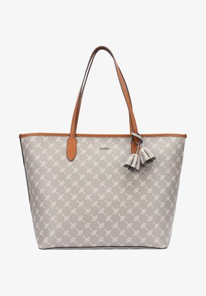 Szara torba typu tote z białym kwiatowym wzorem, jasnobrązowymi skórzanymi uchwytami, małymi ozdobami w formie chwostów oraz metalowym logo marki na środku przodu.