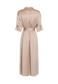 Beige Satin-Langkleid mit Kragen, kurzen Ärmeln, einem taillierten Bund und Seitenschlitzen, ausgestattet mit einer glatten Textur.