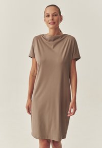 Hnědé krátké šaty s volným cowl výstřihem, hladkou texturou a rovný střihem, sahající těsně nad kolena. Jednoduchý design, bez vzorů.