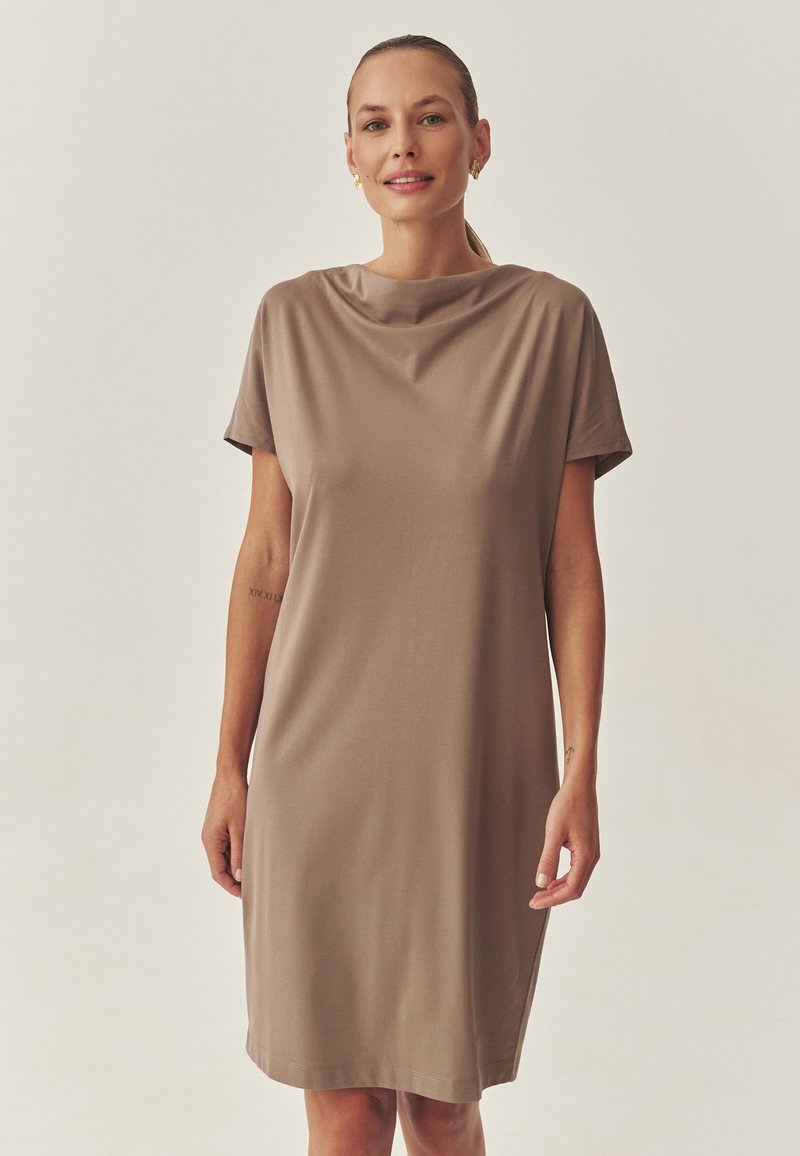 Hnědé krátké šaty s volným cowl výstřihem, hladkou texturou a rovný střihem, sahající těsně nad kolena. Jednoduchý design, bez vzorů.