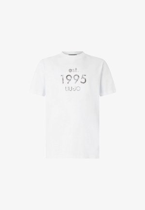 T-shirt bianco a maniche corte in cotone con una stampa grafica testurizzata che riporta "est. 1995 LIUJO" in un contrastante argento metallico.