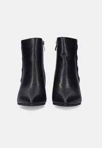 Botas negras hasta el tobillo con punta afilada, acabado de cuero liso, cierre de cremallera lateral y cinco botones de acento a lo largo del lado exterior.