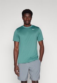 Nike Performance TEE RESET - Sports T-shirts - bicoastal/white