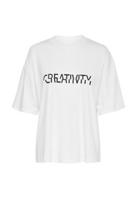 Witte katoenen t-shirt met korte mouwen en een relaxed fit, met het woord "CREATIVITEIT" in zwarte, ongelijkmatige typografie over de voorkant.