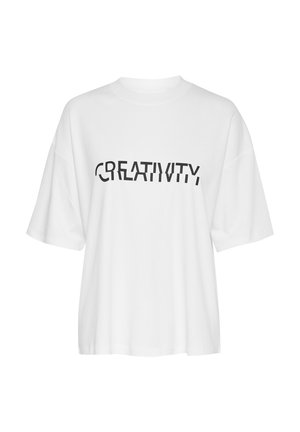 Balta kokvilnas T-kreklu ar īsām piedurknēm un brīvu piegriezumu, uz kura priekšas melnā, nevienmērīgā tipogrāfijā ir vārds "KREATIVITĀTE".