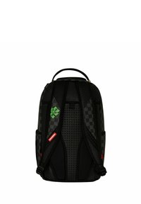 Mochila negra con un patrón a cuadros, correas acolchadas, textura de malla, cremallera frontal y acentos verdes. Cuenta con un asa superior para llevar.