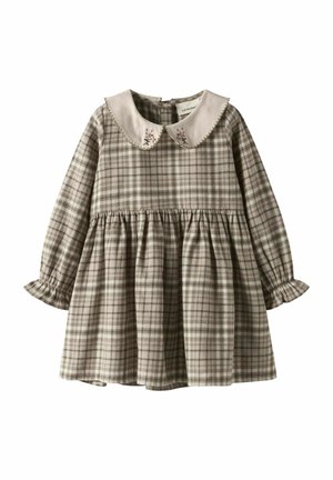 Gekleidetes Kleid in Grautönen mit langen Ärmeln, Rüschensäumen, einem hellen Kragen und floralem Stickmuster an den Kragensäumen.