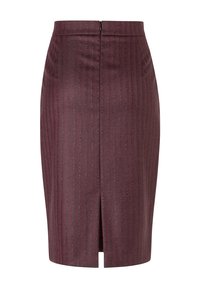 Jupe crayon taille haute, longueur genou, en bordeaux avec de fines rayures verticales noires et une fente avant.
