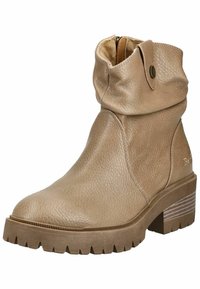 Hnědé kotníkové boty s texturovaným koženým svrškem, ohnutým límcem, bočním zipem a robustní podrážkou se širší blokovou patou se pruhy.