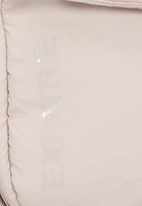 Expatrié POPPY - Kabelka - sand