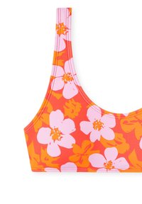 Blumiger Bikini-Oberteil mit einem leuchtend orangen Hintergrund und großen pinken und orangefarbenen Blumen, breiten Trägern und einem glatten, elastischen Material.