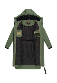 Manteau d'hiver long vert avec capuche, intérieur en tissu matelassé noir, poches intérieures et fermeture éclair avec un tirant de marque.