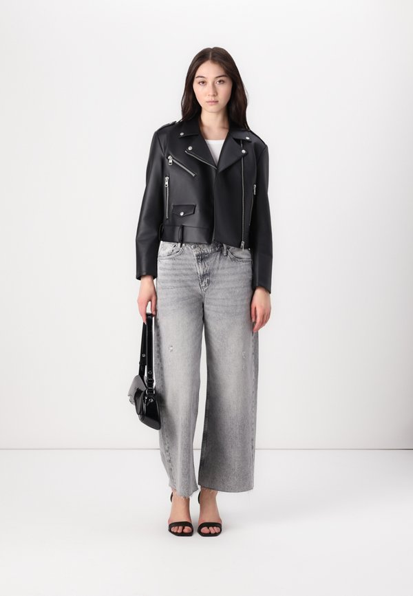 AKI CROSSOVER - Relaxed fit jeans3