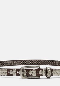 Brauner Leder Gürtel mit Metallnieten und Ösen entlang der Länge, ausgestattet mit einer silberfarbenen Metallschnalle und einem geprägten Markenlogo.