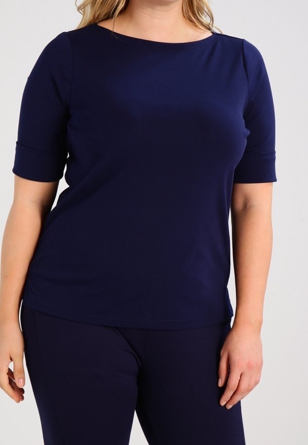 Navy blue lyhythailee paita, jossa on veneenkaula-aukko, valmistettu sileästä ja kevyestä kankaasta. Ominaisuuksiin kuuluu tiukka malli ja yksinkertainen muotoilu.