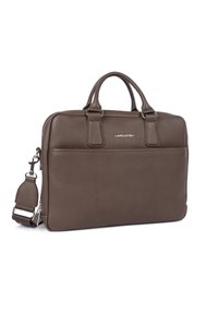 Braune Lederaktentasche mit texturierter Oberfläche, doppelten Obergriffen, abnehmbarem Schulterriemen und silbernen Akzenten auf der Vorderseite.