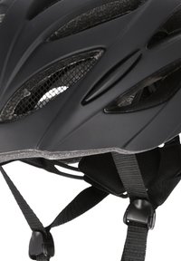 Sorte cykelhjelm med aerodynamisk design, ventilationsnet, justerbare stropper og mat finish. Glat overflade med strukturerede detaljer.