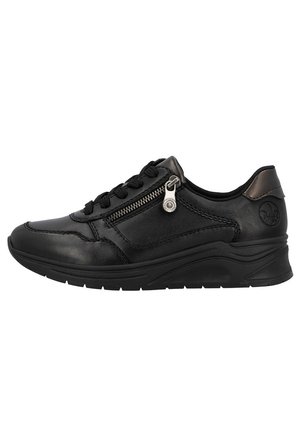 Baskets en cuir noir avec un bout arrondi, système de laçage à l'avant et une fermeture éclair sur le côté. Elles sont dotées d'une semelle rembourrée et d'accents texturés près du talon.