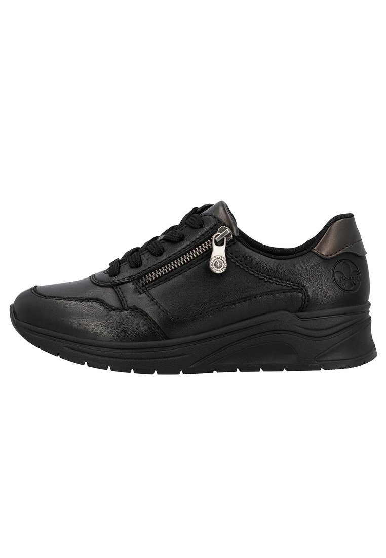 Zapatilla de cuero negra con punta redondeada, sistema de cordones en la parte frontal y cremallera lateral. Presenta una suela acolchada y acentos texturizados cerca del talón.