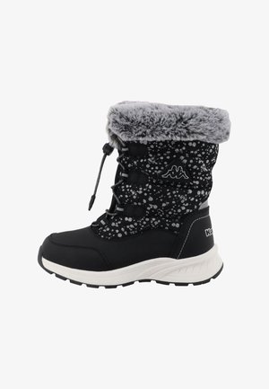 Bota de invierno negra impermeable con ribete de pelo sintético, parte superior estampada, cordones ajustables y suela de goma blanca. Presenta el logo de Kappa en el costado.