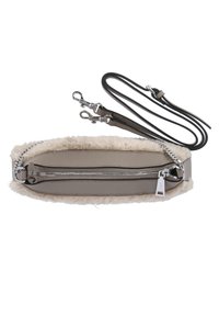 Sac en cuir synthétique gris avec un revêtement en fourrure crème, doté d'une fermeture éclair argentée et d'une bandoulière en cuir noir amovible. Design compact et élégant.