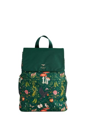 Grüner Rucksack mit Klappe. Verfügt über einen lebhaften, naturverbundenen Druck, der Tiere und Pflanzen zeigt. Hergestellt aus strapazierfähigen Materialien.