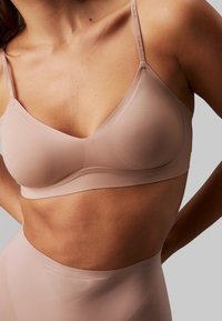Calvin Klein Underwear SHAPEWEAR GEL WIRE LIGHTLY LINED BRALETTE SECURE SCULPT - Triangle bra - cedar