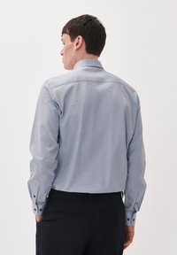 Lichtblauw button-up shirt met een klein geometrisch patroon, lange mouwen en contrasterende knopen. Achteraan is een standaard kraag en yoke te zien.