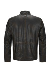 Braune Lederjacke mit einer glatten Textur, hochgeschlossen, vertikalen Nähten und gesteppte Schulterakzenten. Rückansicht gezeigt.