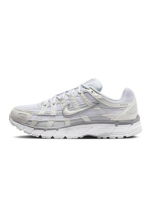 Hvid og lys grå Nike P-6000 sneakers med mesh og syntetisk overdel, Nike swoosh logo og tyk polstret sål vist i sideprofil.