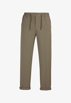 Pantalon vert olive à jambes droites avec taille élastique, bouton frontal, cordons de serrage et revers retroussés.