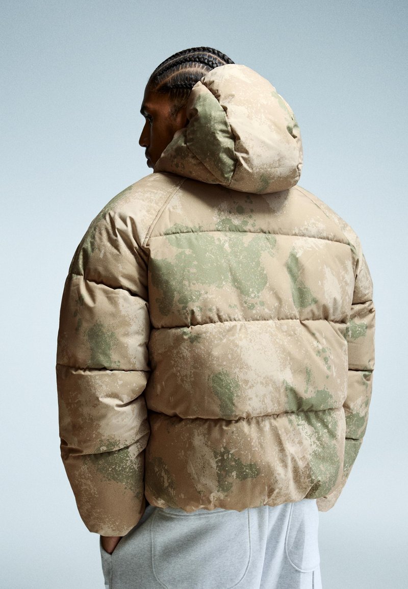 Bershka WITH HOOD PUFFER Veste d'hiver khaki/kaki